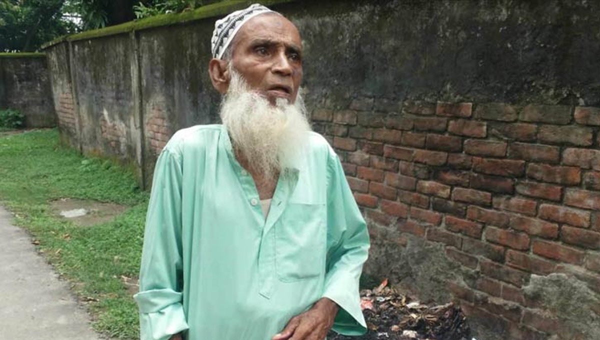জমি না দেওয়ায় বৃদ্ধ বাবাকে বাড়িছাড়া করলো ছেলেরা