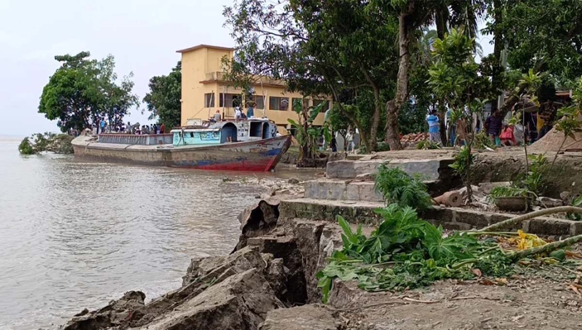 ৩০ মিনিটে পদ্মা গিলে খেলো ১২টি বাড়ি
