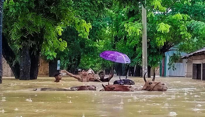কক্সবাজারে সাড়ে ৪ লাখ মানুষ পানিবন্দি, দুইদিনে ৯ জনের প্রাণহানি