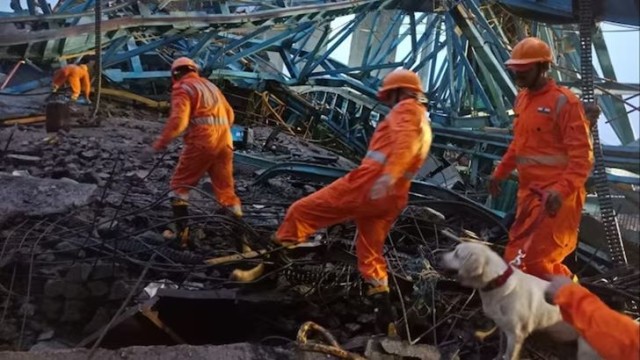 ভারতে গার্ডার লঞ্চিং মেশিন ভেঙে পড়ে নিহত ১৬