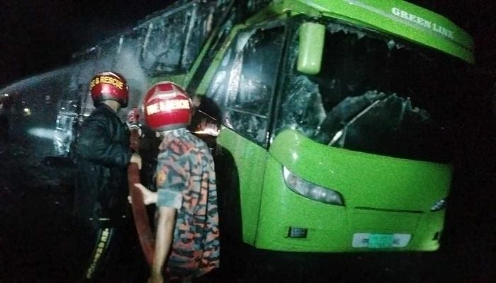 বরিশালে গ্রিন লাইনের বাসে আগুন