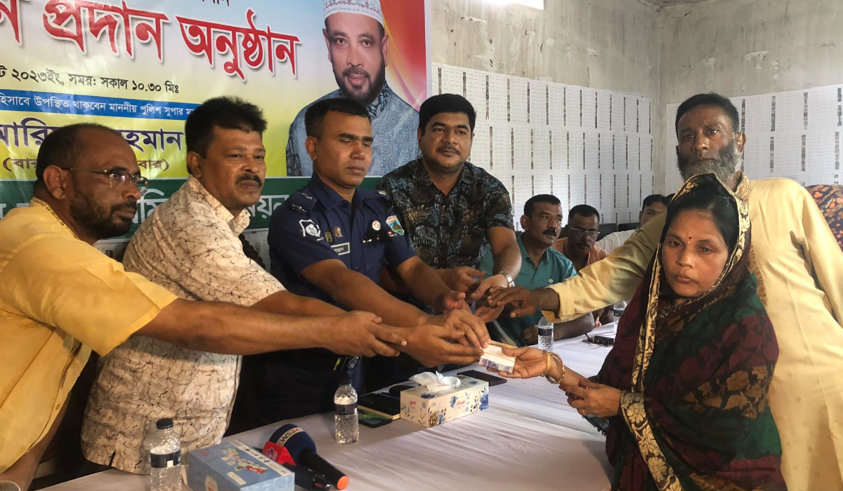 সিরাজগঞ্জে মৃত শ্রমিকের পরিবারের মাঝে অর্থ বিতরণ