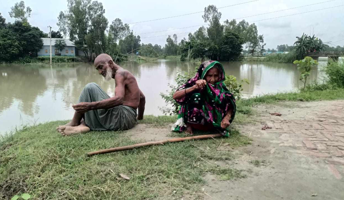 ঠাই হয়নি ৫ ছেলের ঘরে বৃদ্ধ বাবা-মা’র পরে আছে কবরস্থানের পাশে !