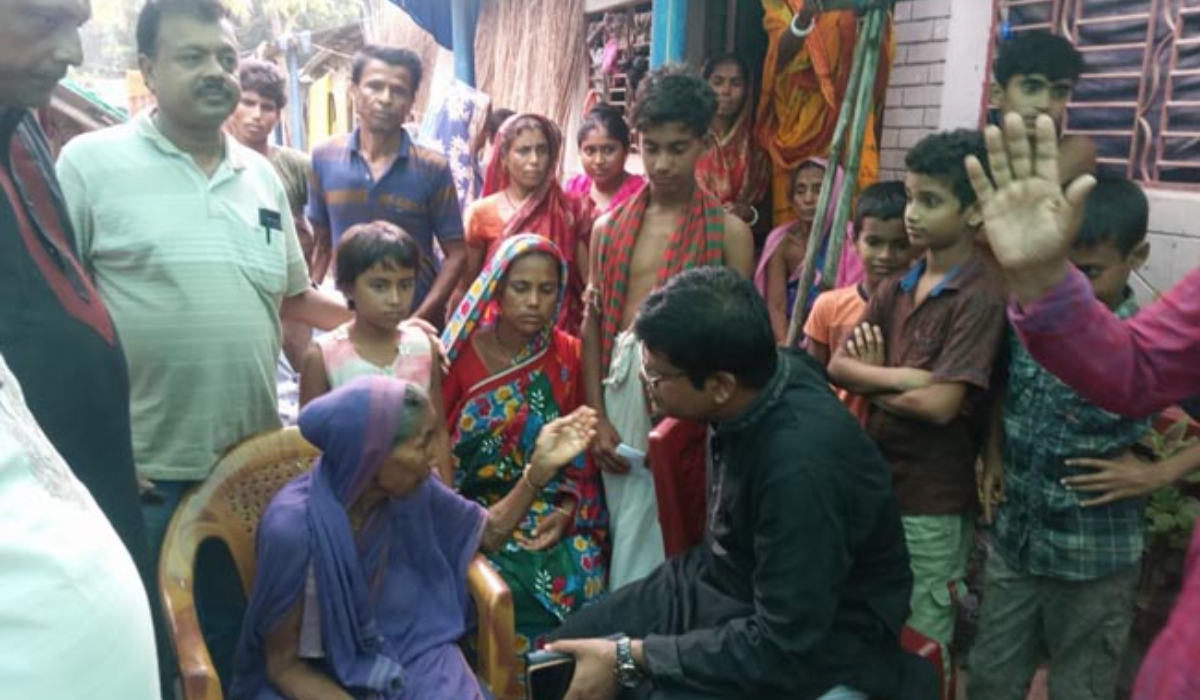 লোহাগড়ায় নিহত সুফল বিশ্বাসের পরিবারের পাশে দাঁড়ালেন এ এম আবদুল্লাহ
