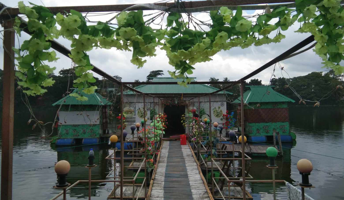 আমতলীতে ‘অপরাধের অভয়ারন্য’ গল্প কুটির ভাসমান ক্যাফে
