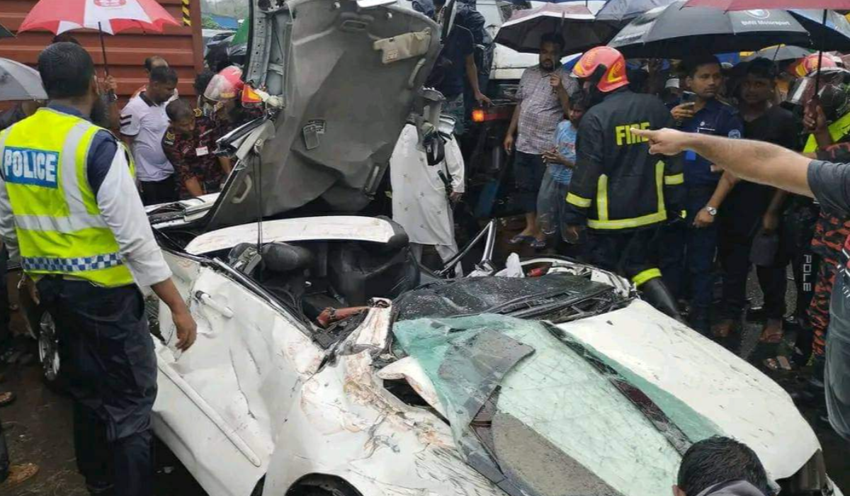 চট্টগ্রামে লরি উল্টে পড়লো প্রাইভেট কারে, প্রাণে বাঁচলো ৪ যাত্রী
