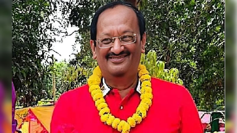 ছাত্রীকে বিয়ে করে সব হারালেন মুশতাক