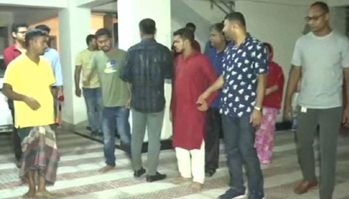 মধ্যরাতে নুরের বাসায় ডিবির অভিযান