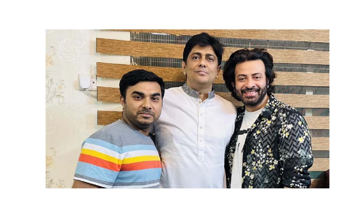 ‘প্রিয়তমা’র নির্মাতাকে গাড়ি উপহার দিলেন প্রযোজক