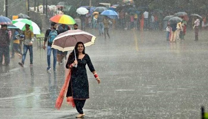 সকাল থেকেই ঢাকায় বৃষ্টি, বইছে দমকা বাতাস