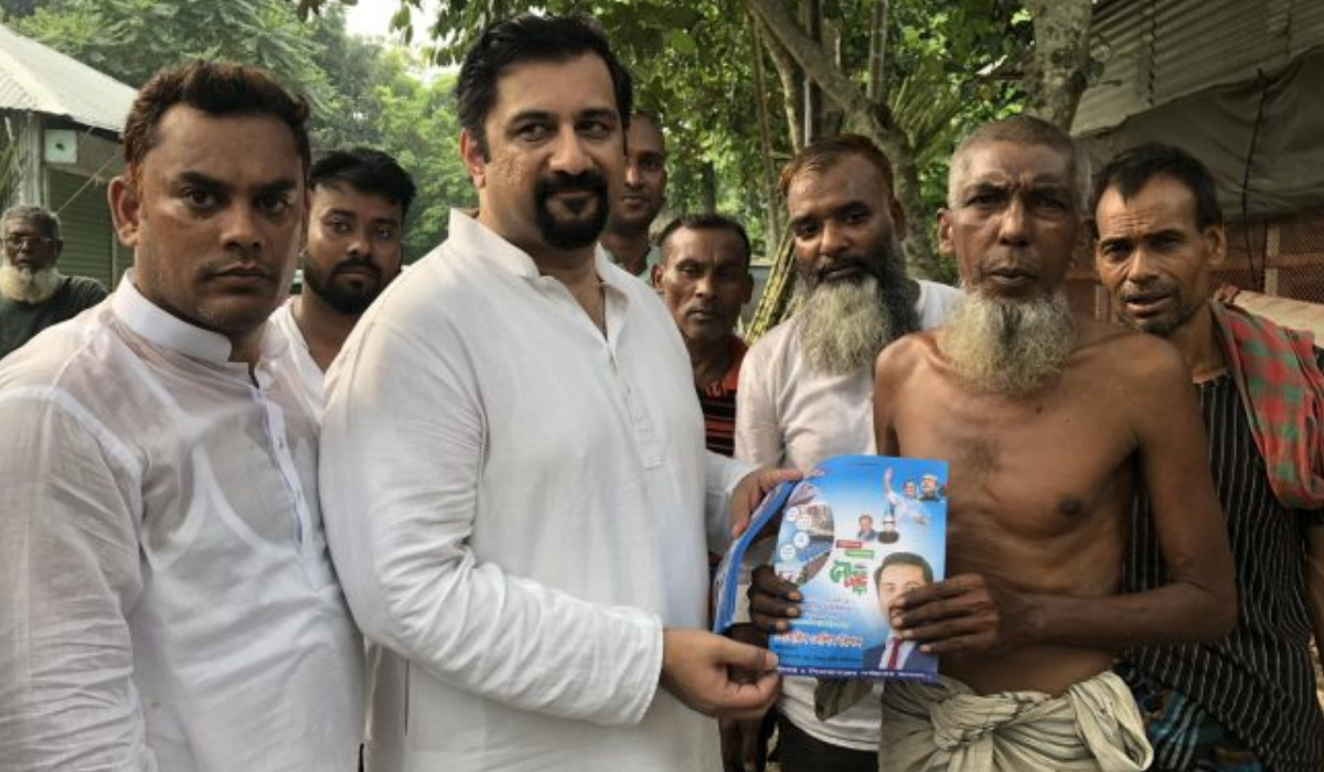 মনসুর আলী ফাউন্ডেশনের উদ্যোগে নৌকার পক্ষে লিফলেট বিতরণ
