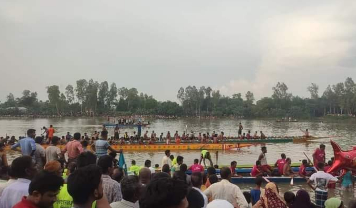 দৃষ্টিনন্দন নৌকা বাইচ প্রতিযোগিতা দেখতে নদীর দু’পাড়ে মানুষের ঢল