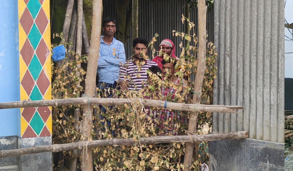 গাছ ফেলে আওয়ামীলীগ নেতার বাড়ীর গেট অবরুদ্ধ