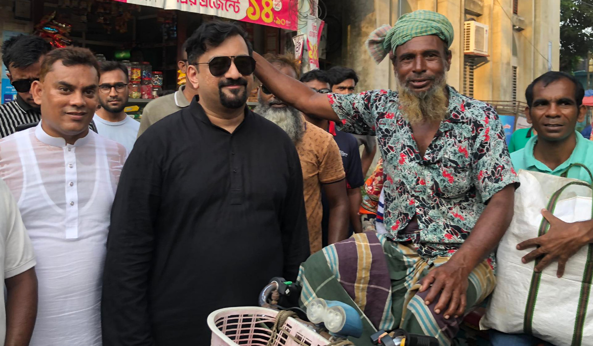 শহীদ ক্যাপ্টেন এম.মনসুর আলীর দৌহিত্র রিপনের সঙ্গে এলাকাবাসীর শুভেচ্ছা বিনিময়