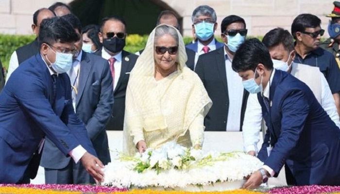 মহাত্মা গান্ধীর সমাধিতে শেখ হাসিনার শ্রদ্ধা