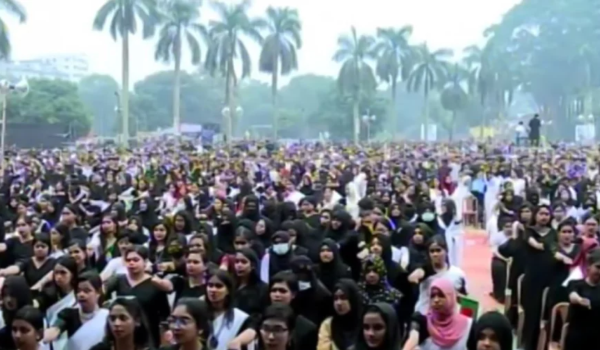 প্রধানমন্ত্রীর সামনে শপথ নিলেন ছাত্রলীগের নেতাকর্মীরা