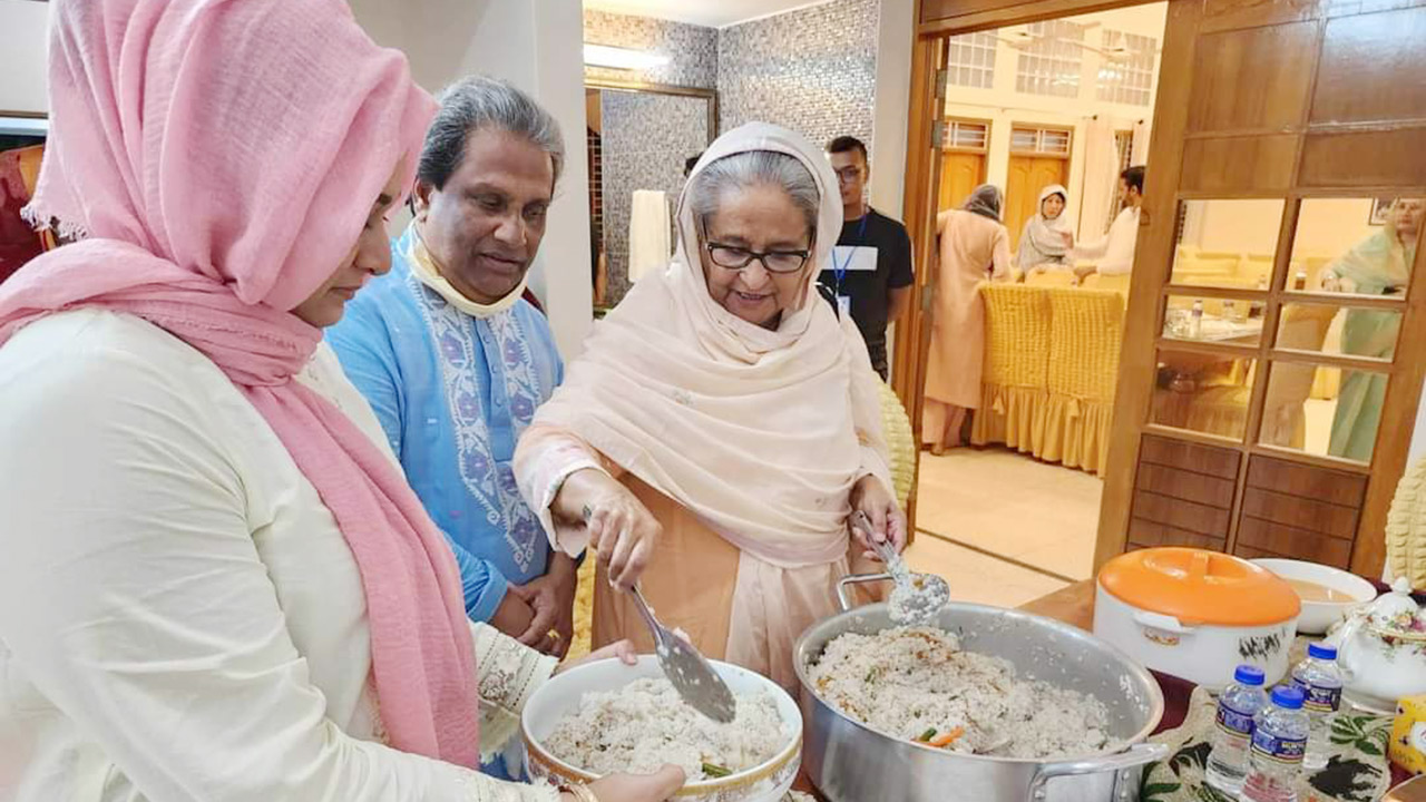 নিজ হাতে ইলিশ পোলাও রান্না করে স্বজনদের নিয়ে খেলেন প্রধানমন্ত্রী