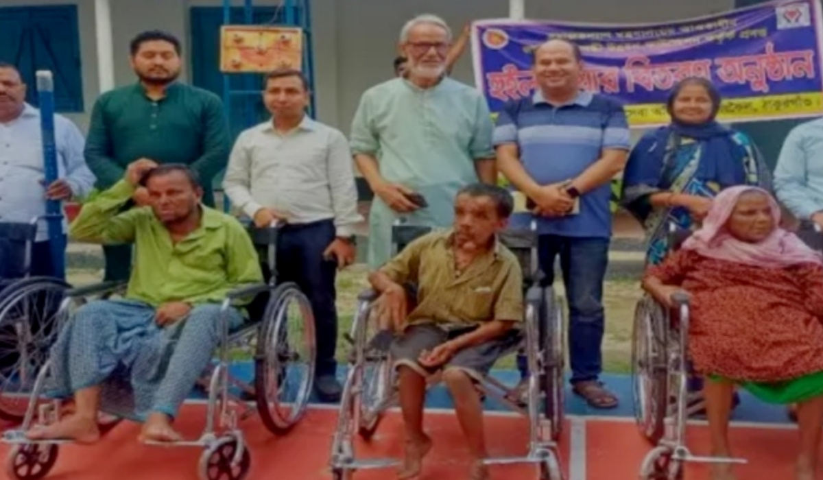 রাণীশংকৈলে প্রতিবন্ধীদের মাঝে হুইল চেয়ার বিতরণ