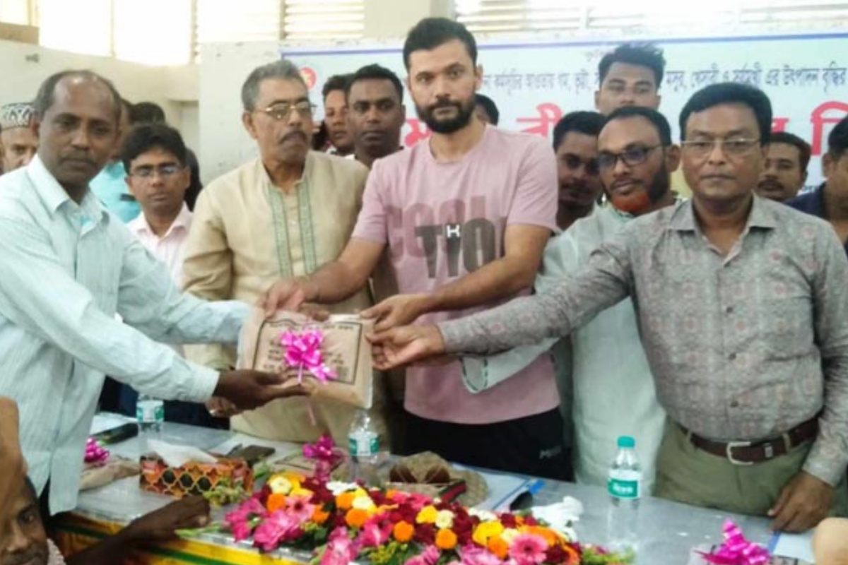 নড়াইলে কৃষকের মাঝে বিনামূল্যে সার-বীজ বিতরণ