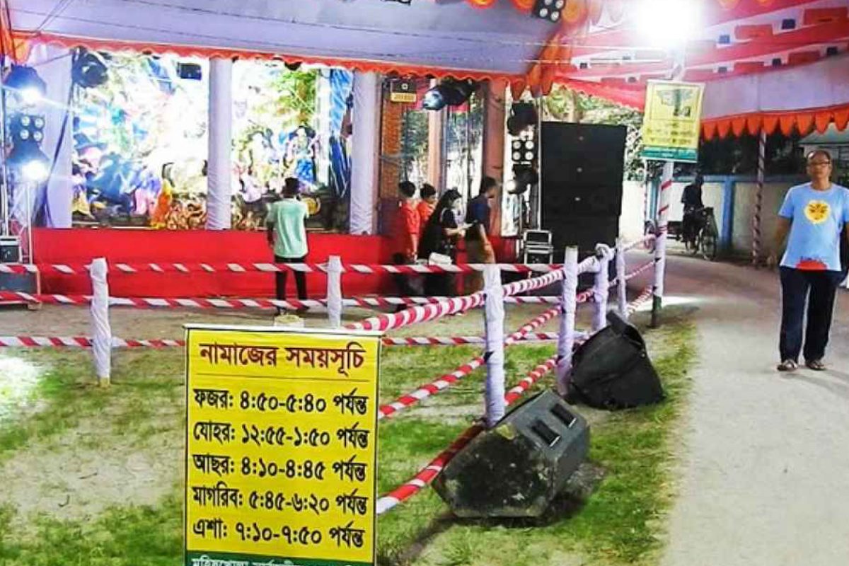 নড়াইলের মহিষখোলা এলাকায় পাশাপাশি মসজিদ-মন্দির নির্বিঘে চলছে নামাজ ও পূজা