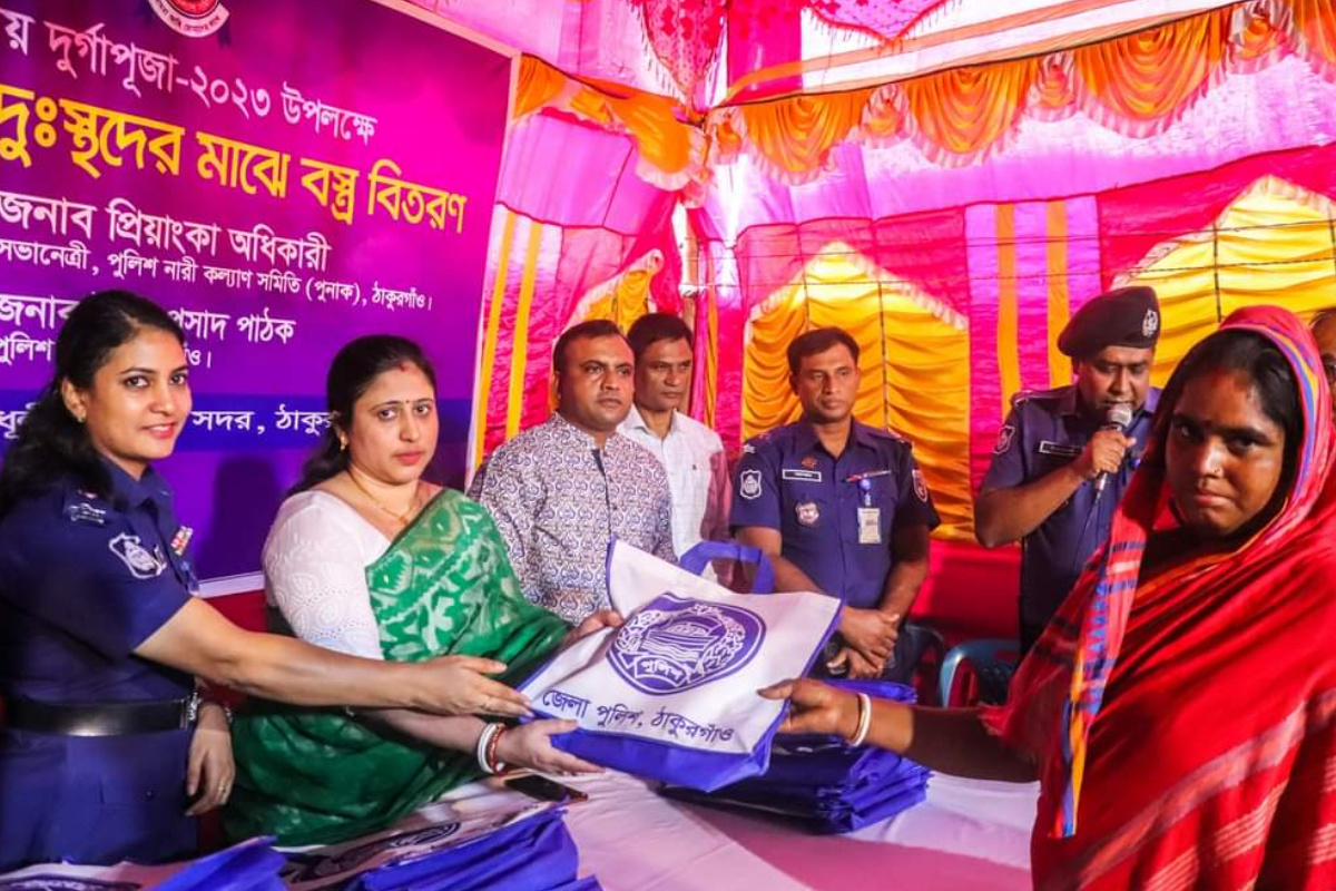 ঠাকুরগাঁওয়ে শারদীয় দুর্গাপূজা উপলক্ষে দুঃস্থদের মাঝে বস্ত্র বিতরণ