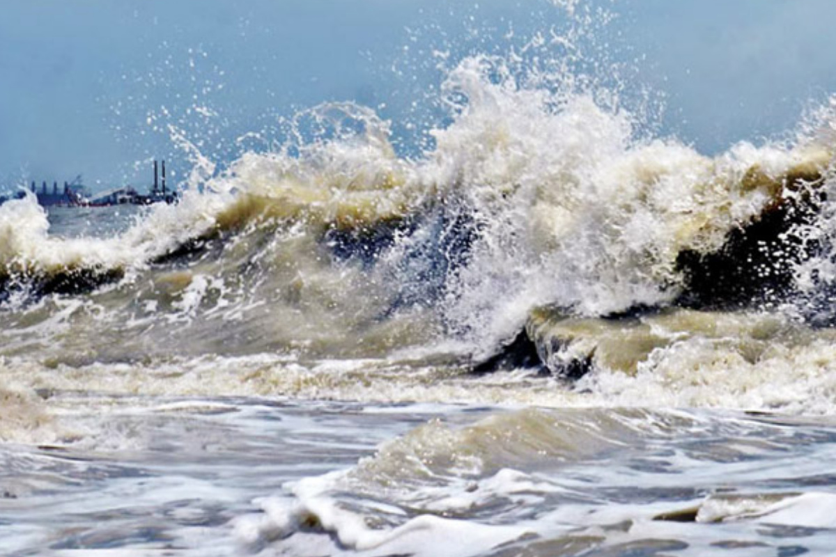 ঘূর্ণিঝড় হামুনের আঘাত শুরু 