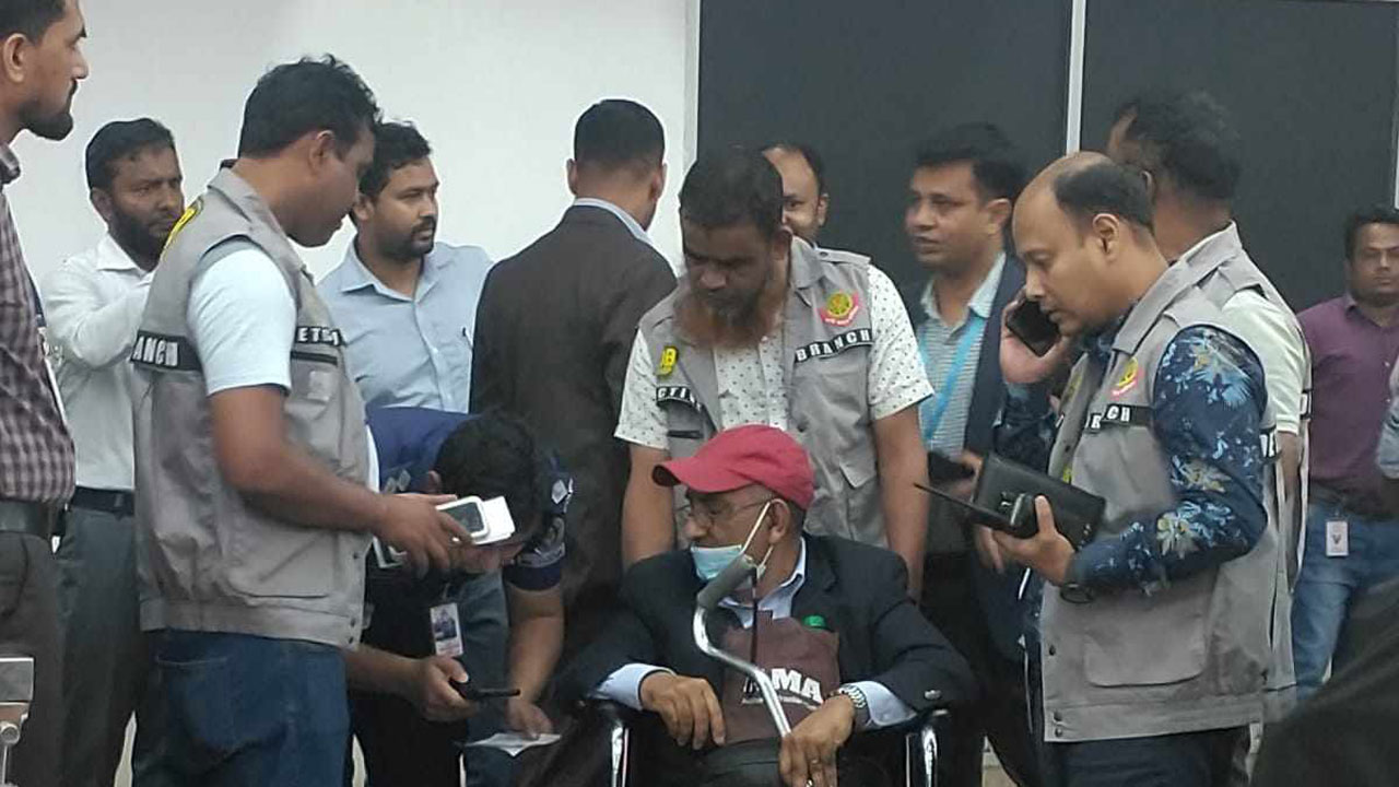 বাইডেনের ‘উপদেষ্টাকে’ এয়ারপোর্ট থেকে তুলে হেফাজতে নিল ডিবি