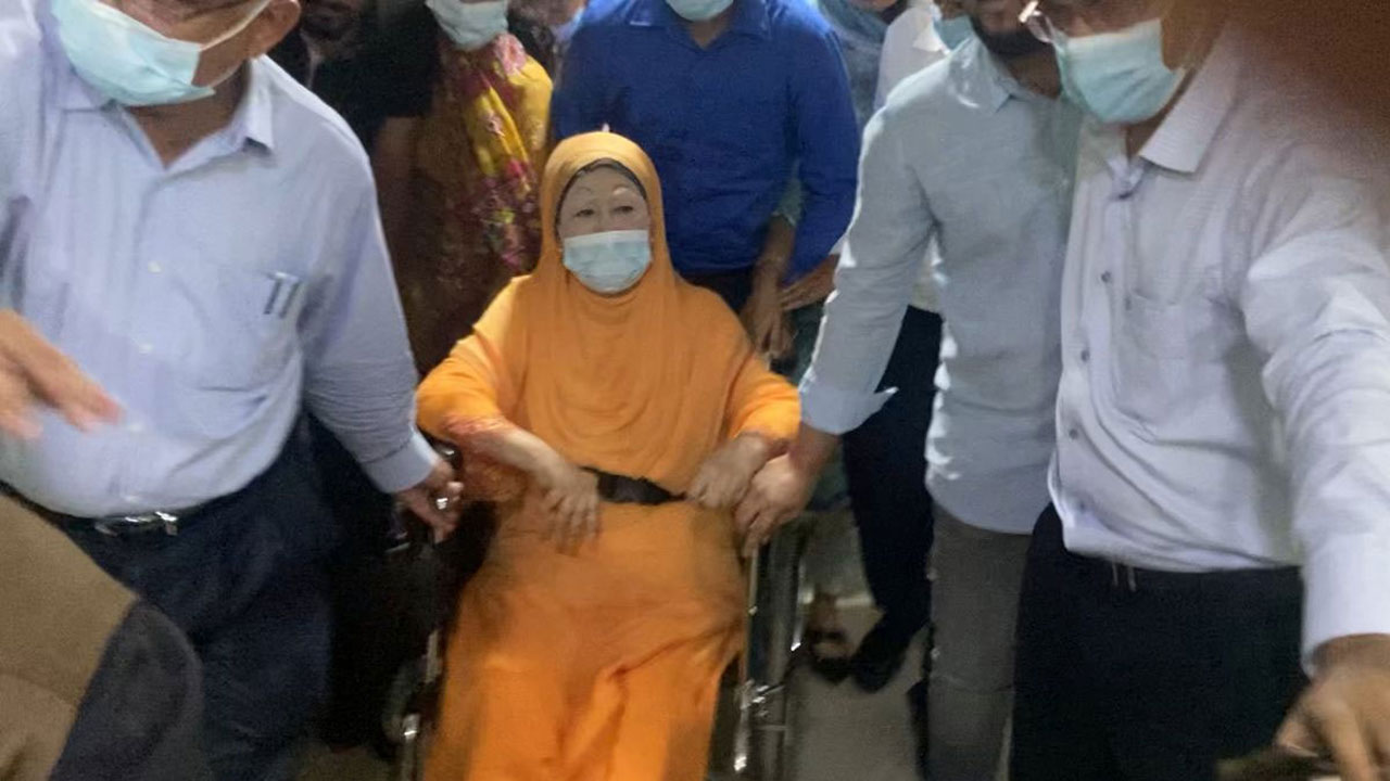 সিসিইউতে খালেদা জিয়া, হবে ছোট অপারেশন