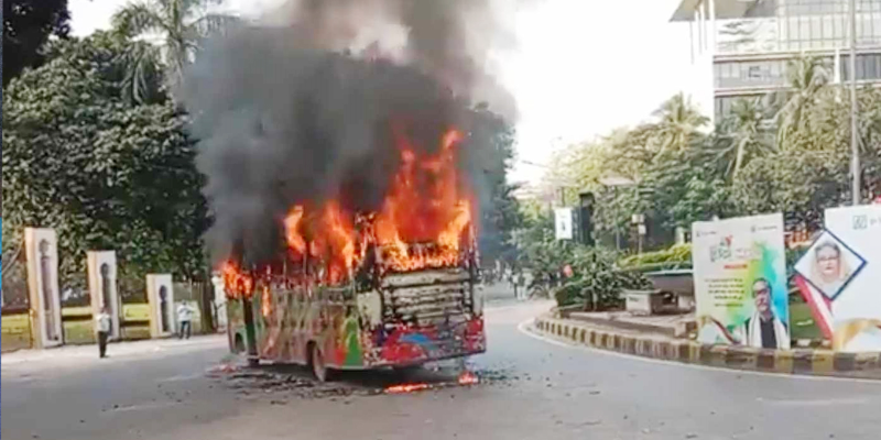 হাইকোর্টের সামনে যাত্রী নামিয়ে বাসে আগুন