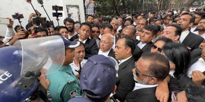 বিএনপিপন্থী আইনজীবীদের মিছিলে পুলিশের বাঁধা