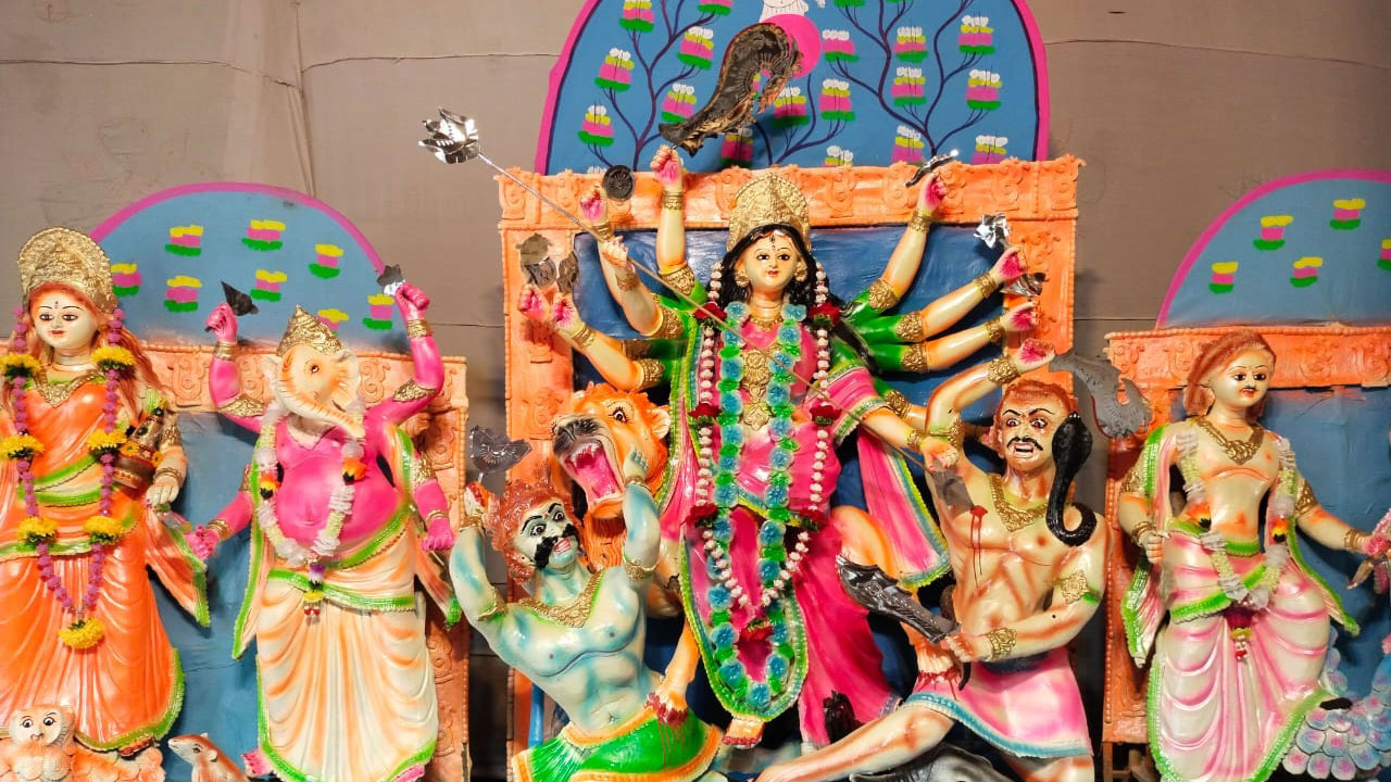 দেবী বোধনের মধ্য দিয়ে শুরু হলো শারদীয় দুর্গোৎসব