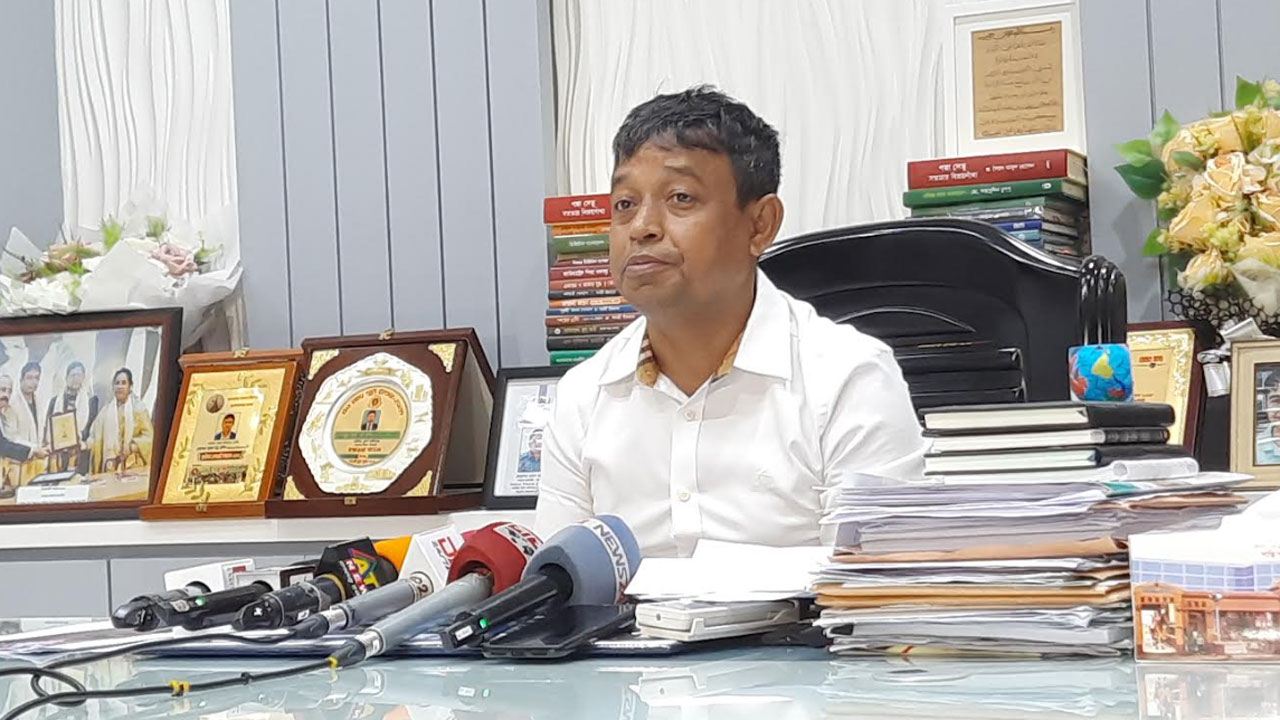 নির্বাচনের আগে বৈধ অস্ত্র জমা না দিলে গ্রেপ্তার : ডিবি প্রধান