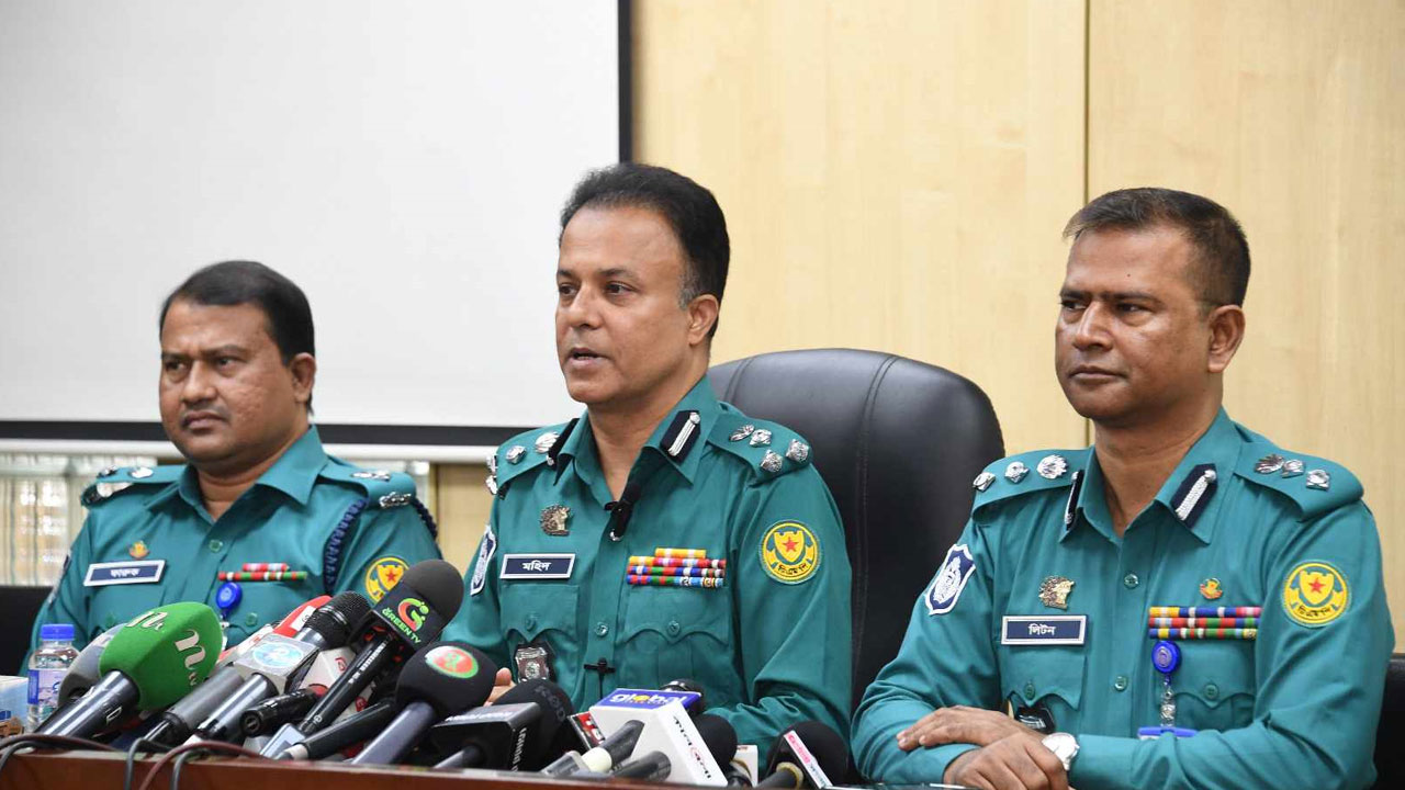 খাবারের বিনিময়ে বাসে আগুন দিতে প্রলুব্ধ করা হচ্ছে