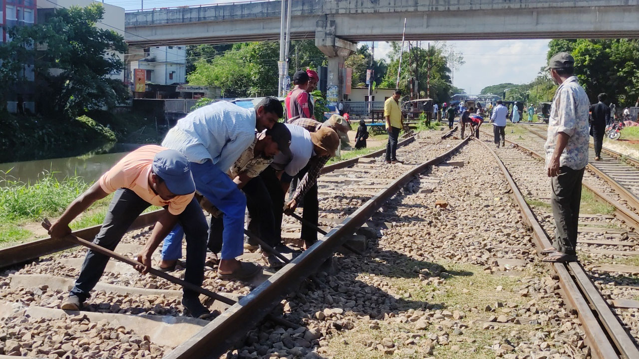 ৭ ঘণ্টায়ও উদ্ধার হয়নি লাইনচ্যুত ট্রেন, তদন্ত কমিটি গঠন