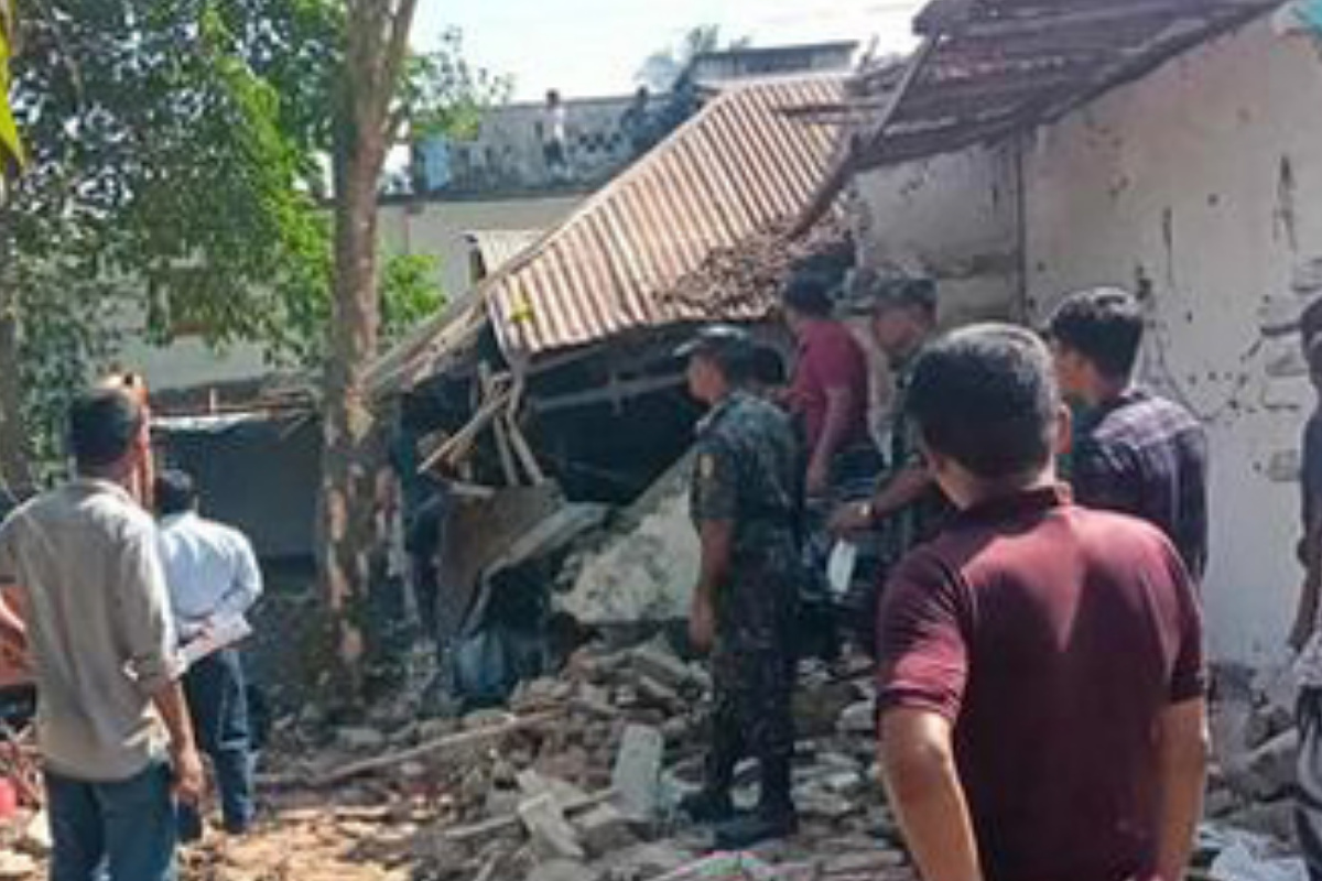 নড়াইলে খাল পাড়ের অবৈধ স্থাপনা উচ্ছেদ