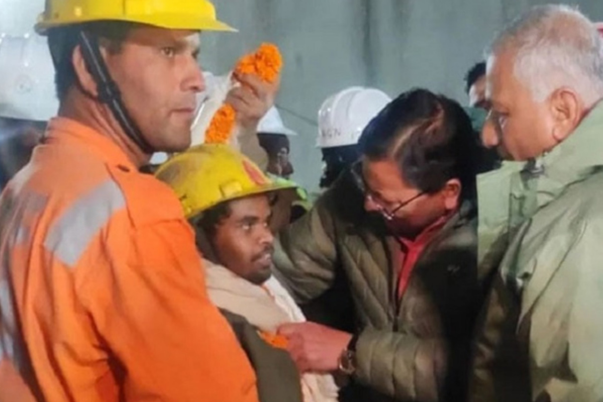 শ্বাসরুদ্ধকর অভিযান: ধসে পড়া সুড়ঙ্গ থেকে ১৭ দিন পর উদ্ধার ৪১ শ্রমিক