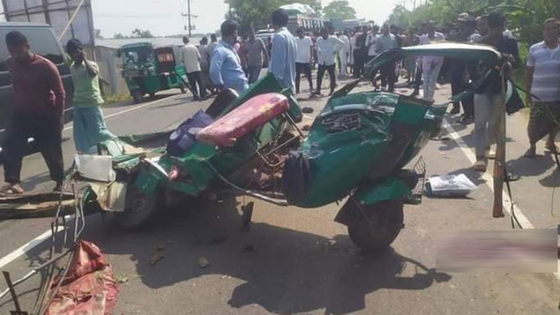 চট্টগ্রামে বাস-অটোরিকশার সংঘর্ষ, একই পরিবারের ৭ জন নিহত