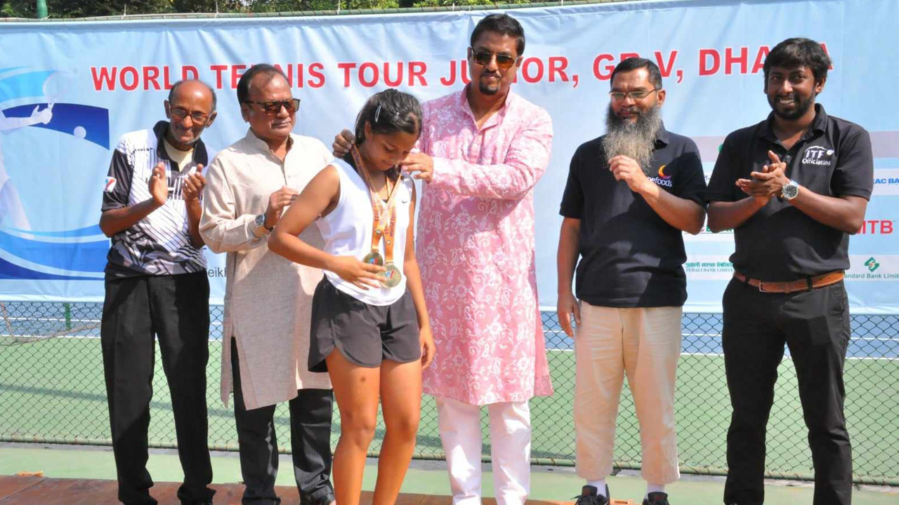 ঢাকায় ভারতীয় খেলোয়াড়ের দ্বিমুকুট