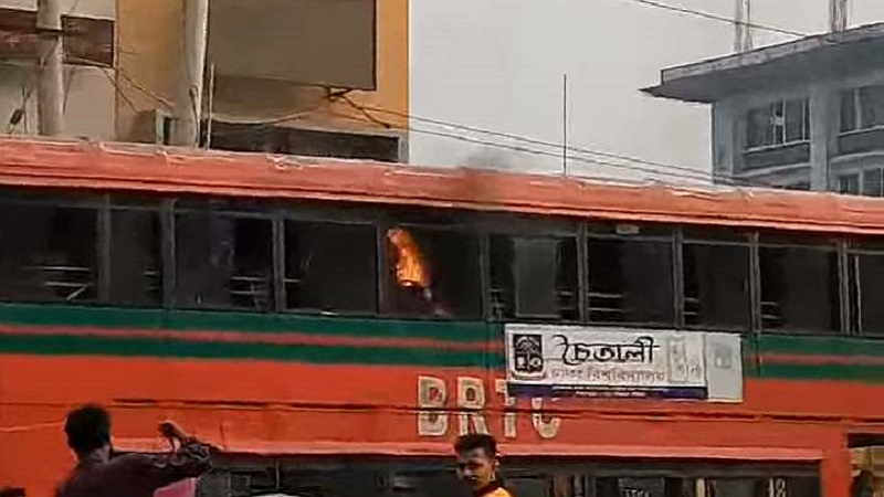 মিরপুরে ঢাবির বাসে আগুন