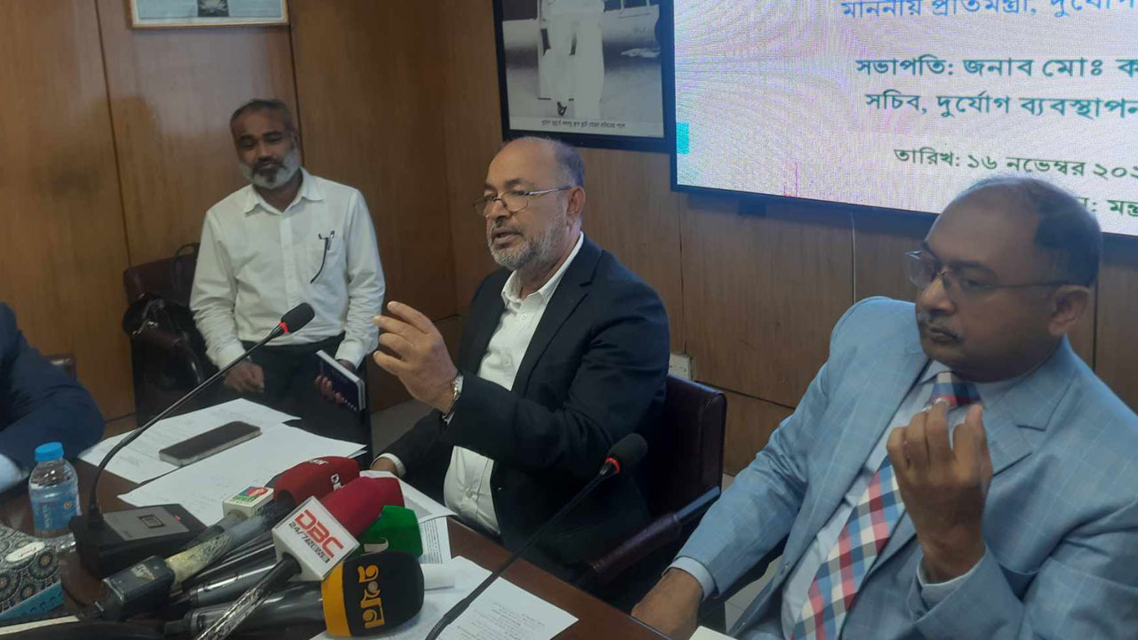 গভীর নিম্নচাপ ঘূর্ণিঝড়ে রূপ নেবে রাতে, আঘাত হানবে শুক্রবার