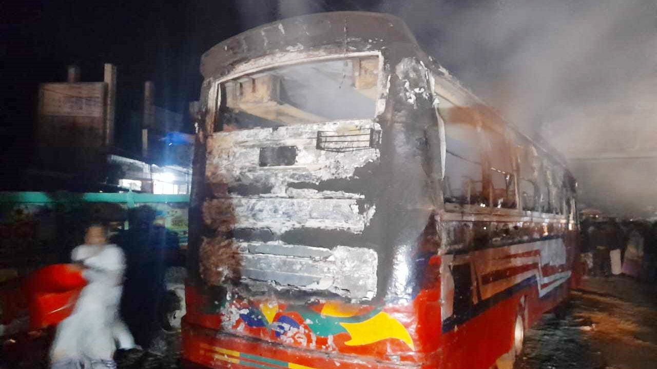 সন্ধ্যা হতেই ঢাকায় বাসে আগুন
