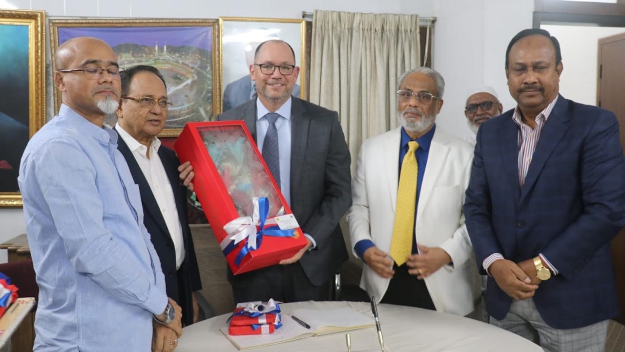 পিটার হাসকে নিজের লেখা বই ও ফুল উপহার দিলেন কাদের