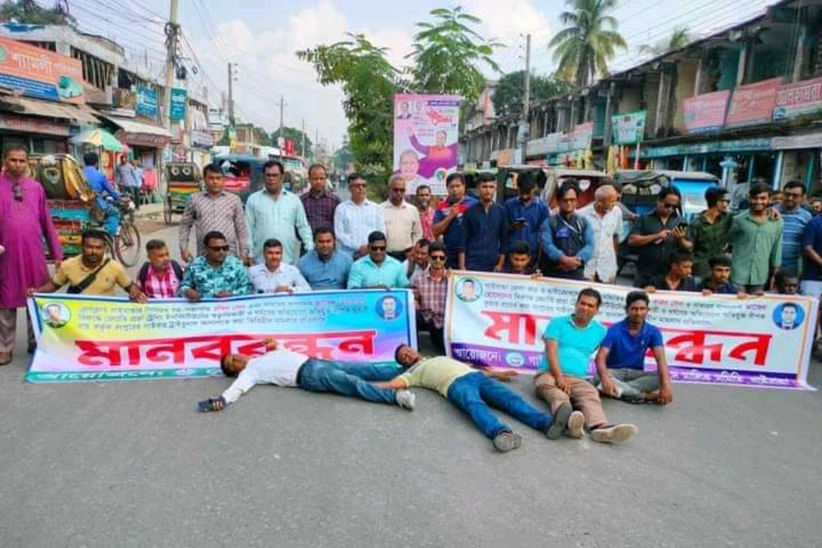 গাইবান্ধায় সাংবাদিকের নামে মামলার প্রতিবাদে মানববন্ধন ও সড়ক অবরোধ