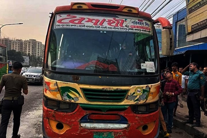 রাজধানীর শ্যামলীতে বাসে আগুন