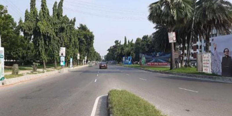 অবরোধে যান চলাচল কম, যাত্রীদের দুর্ভোগ