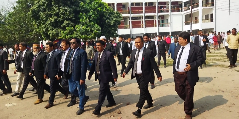 হরতালের সমর্থনে ঠাকুরগাঁওয়ে বিএনপিপন্থি আইনজীবীদের বিক্ষোভ