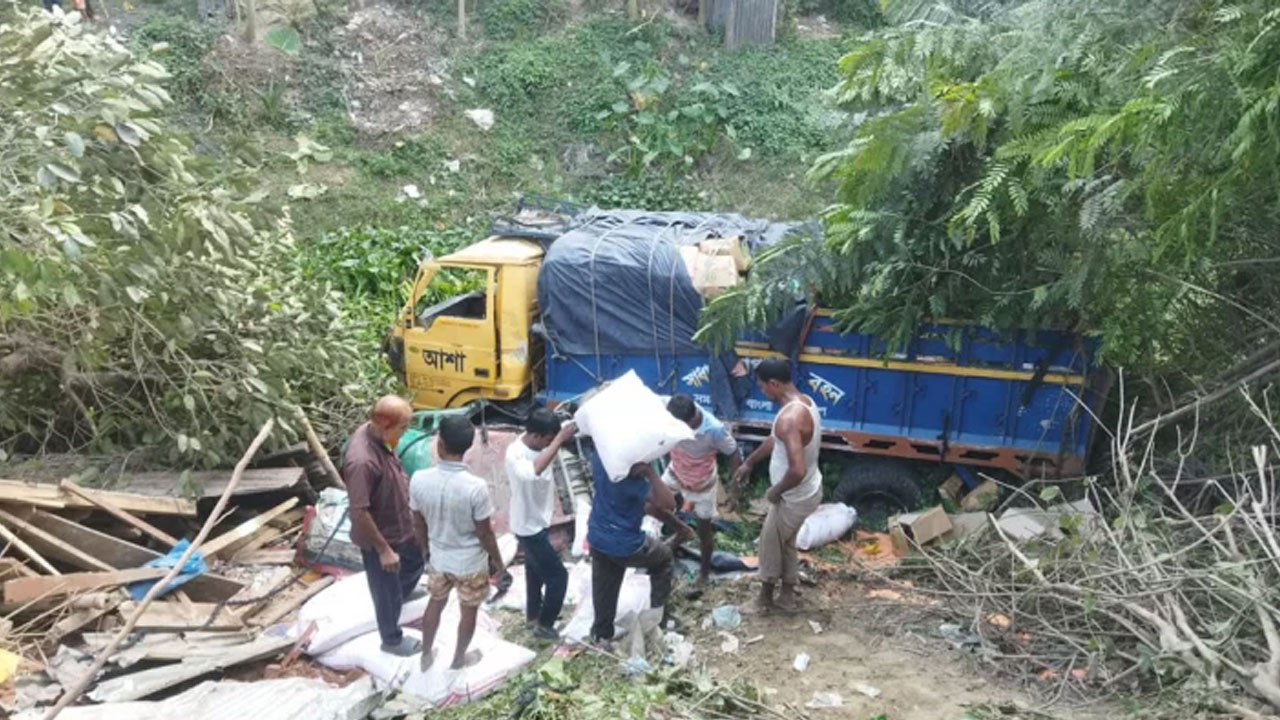 নিয়ন্ত্রণ হারিয়ে অটোরিকশায় ট্রাকের ধাক্কা, নিহত ৫