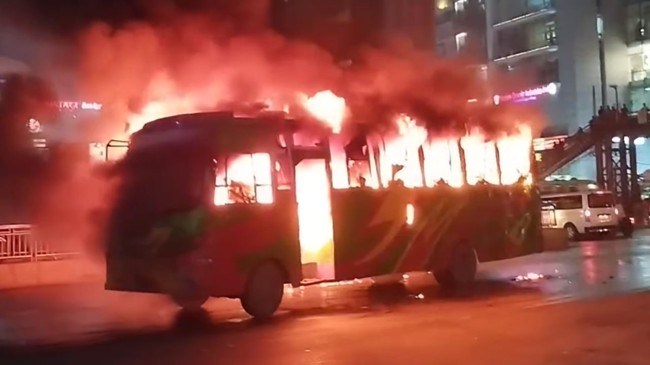 সন্ধ্যার পর রাজধানীতে দুই বাসে আগুন