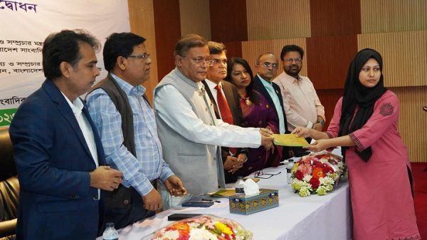 বিএনপির আগুনসন্ত্রাসের বিরুদ্ধে কলম ধরার আহ্বান তথ্যমন্ত্রীর