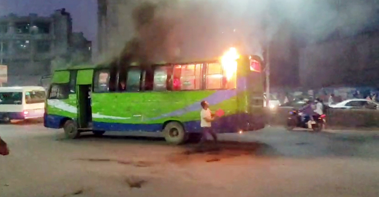 শ্যামলীতে ওয়েলকাম পরিবহনের একটি বাসে আগুন